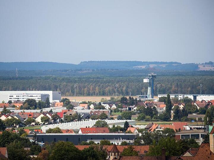 Blick über Nürnberg in Richtung Norden auf den Tower vom "Albrecht-Dürer-Airport". Foto: Daniel Karmann/Archiv