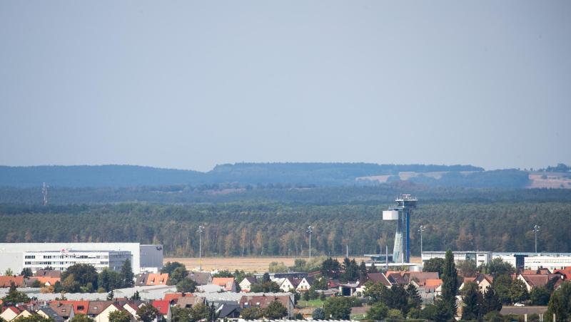Blick über Nürnberg in Richtung Norden auf den Tower vom "Albrecht-Dürer-Airport". Foto: Daniel Karmann/Archiv Blick über Nürnberg in Richtung Norden auf den Tower vom "Albrecht-Dürer-Airport". Foto: Daniel Karmann/Archiv