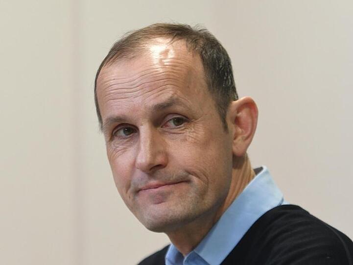 Augsburgs Trainer Heiko Herrlich sitzt bei einer Pressekonferenz in der WWK-Arena. Foto: Stefan Puchner/dpa/Archivbild