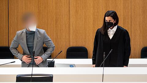 Der Angeklagte (24) mit seiner Anwältin beim Prozessauftakt.