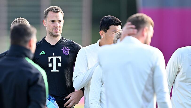 Torwart Manuel Neuer (2.v.l) steht während einer Trainingseinheit des FC Bayern München zwischen seinen Mitspielern.