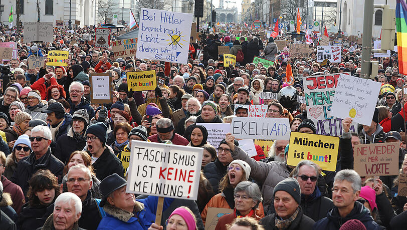 Mindestens 100.000 Menschen sind am Sonntag zwischen Siegestor und Münchner Freiheit, schätzt die Polizei. Die Veranstalter sprechen gar von 250.000 Teilnehmern.