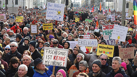Im Januar 2024 versammelten sich weit über hunderttausend Menschen auf der Ludwigstraße. Auch in diesem Jahr werden Zehntausende erwartet. Aus diesem Grund wurde die Veranstaltung vom Geschwister-Scholl-Platz auf die Theresienwiese verlegt.