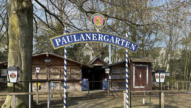 Der Eingang zum "Paulanergarten". Ein im Internet beliebtes Symbol für Lügengeschichten.