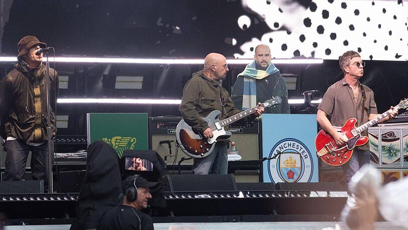 Liam Gallagher (li.) und Noel Gallagher (re.) auf der Bühne in London. Liam Gallagher (li.) und Noel Gallagher (re.) auf der Bühne in London.