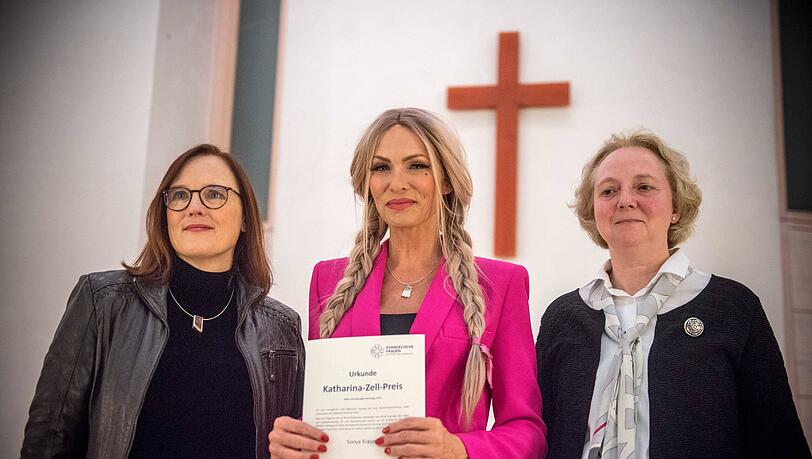 Sonya Kraus (Mitte) wurde 2022 mit dem Katharina-Zell-Preis geehrt.