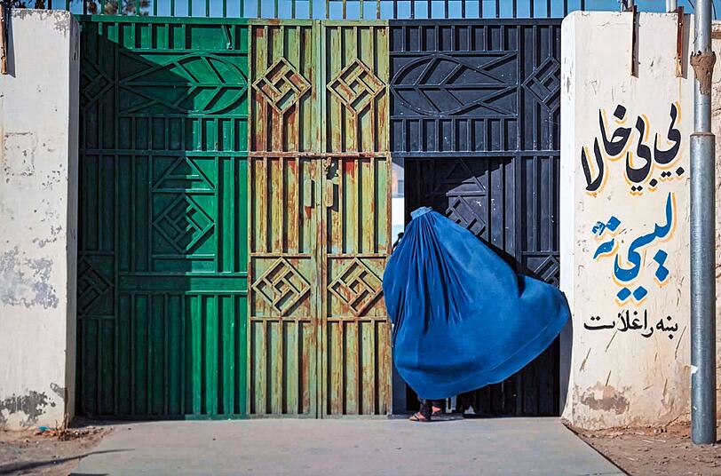 Seitdem die Taliban wieder an der Macht sind, sind die Rechte von Mädchen und Frauen stark eingeschränkt. Seitdem die Taliban wieder an der Macht sind, sind die Rechte von Mädchen und Frauen stark eingeschränkt.