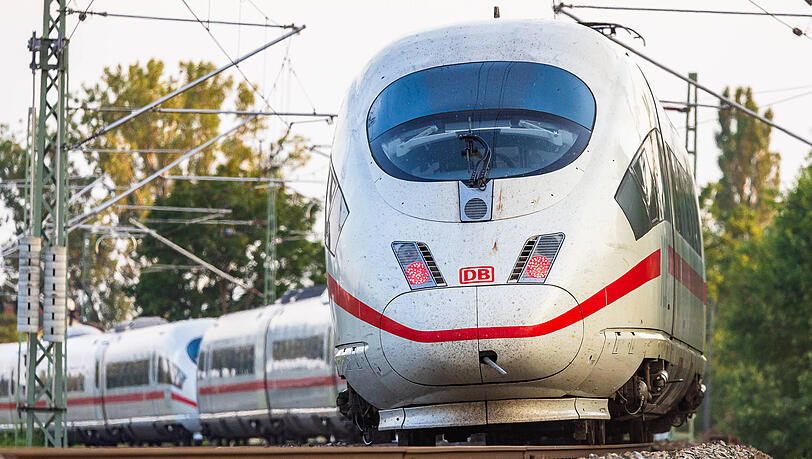 Die ICE‑Strecke zwischen Nürnberg und Ingolstadt wird wegen Bauarbeiten für sechs Wochen gesperrt. Die ICE‑Strecke zwischen Nürnberg und Ingolstadt wird wegen Bauarbeiten für sechs Wochen gesperrt.