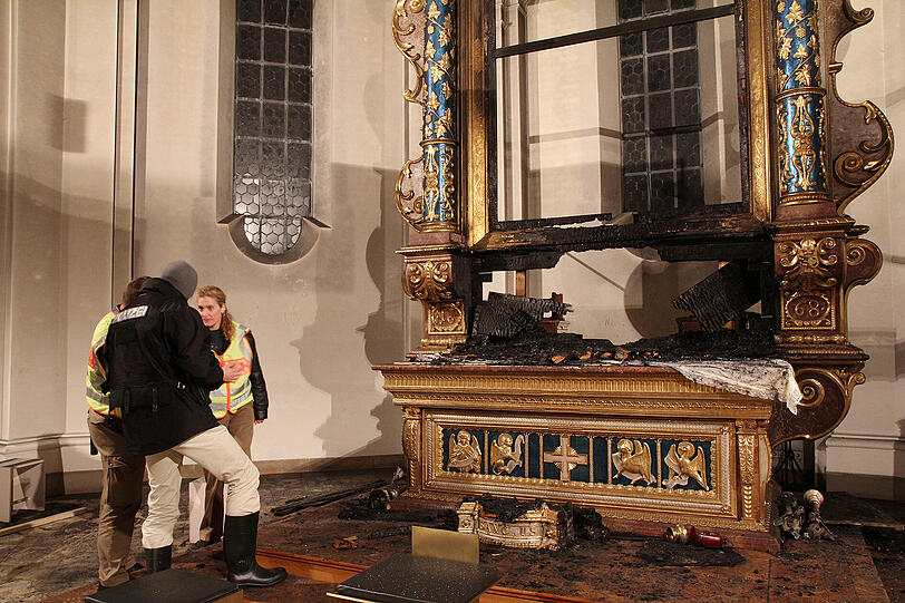 Völlig verkohlt: Der Altarraum ist durch den Brand zerstört worden. Offenbar hat eine Kerze das Feuer im Studienstift St. Michael ausgelöst. Die Bilder