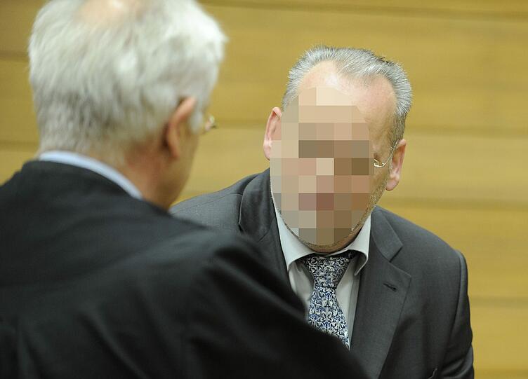 Der ehemalige Polizeichef von Rosenheim, Rudolf M. (r), vor Gericht