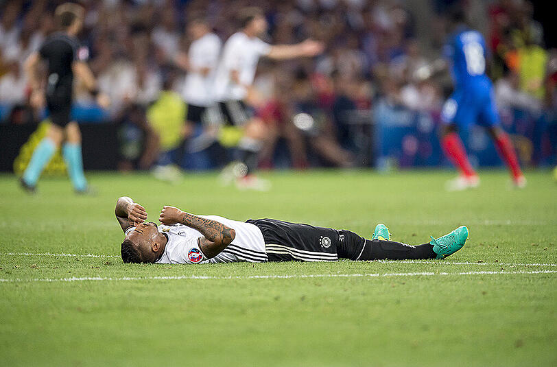 Jerome Boateng verletzte sich im EM-Halbfinale gegen Frankreich (0:2) ohne gegnerische Einwirkung bei einem Passversuch.
