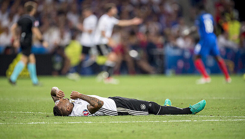 Jerome Boateng verletzte sich im EM-Halbfinale gegen Frankreich (0:2) ohne gegnerische Einwirkung bei einem Passversuch.