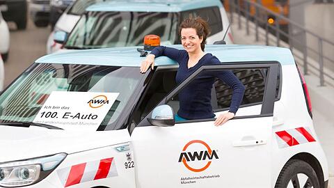 Hier weiht Kristina Frank das 100. E-Auto beim Abfallwirtschaftsbetrieb ein.