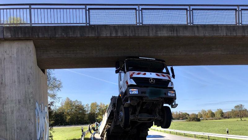 Spektakulärer Lkw-Unfall eines 80-Jährigen in Oberbayern.