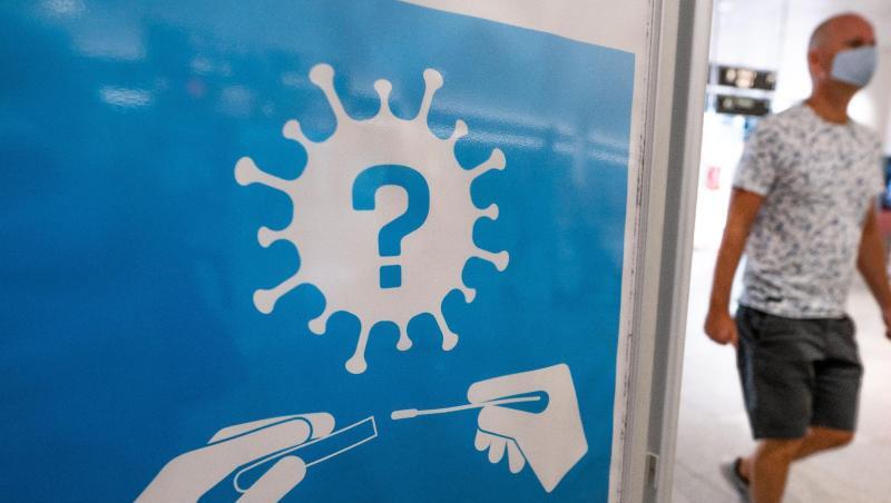 Ein Hinweis auf die Corona-Teststation am Flughafen München.