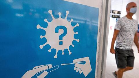 Ein Hinweis auf die Corona-Teststation am Flughafen München.