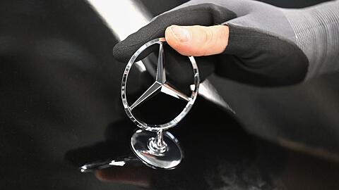 Ein Mercedes-Stern: Der Autobauer hat in den ersten drei Monaten des Jahres etwas mehr Autos verkauft als im ersten Quartal 2022.