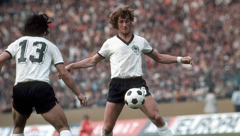 Waren auch außerhalb des Platzes Freunde: Rainer Bonhof (rechts) und Gerd Müller.