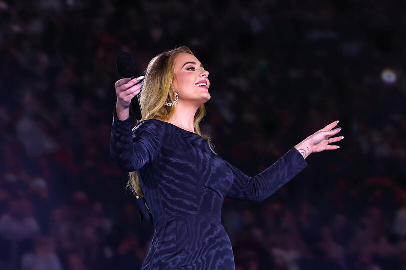Beim Konzert in München ist Adele in Plauderstimmung und gab ihre Verlobung bekannt.