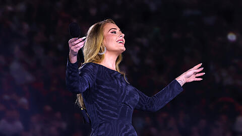 Beim Konzert in München ist Adele in Plauderstimmung und gibt offiziell ihre Verlobung bekannt.