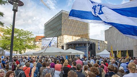 Zeichen der Solidarität mit der jüdischen Gemeinschaft und dem Staat Israel auf einer Veranstaltung auf dem Jakobsplatz Mitte Juli. Die Polizei erhöhte nach dem 7. Oktober die Sicherheitsmaßnahmen für jüdische Einrichtungen und Veranstaltungen.