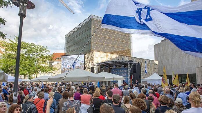 Zeichen der Solidarität mit der jüdischen Gemeinschaft und dem Staat Israel auf einer Veranstaltung auf dem Jakobsplatz Mitte Juli. Die Polizei erhöhte nach dem 7. Oktober die Sicherheitsmaßnahmen für jüdische Einrichtungen und Veranstaltungen.