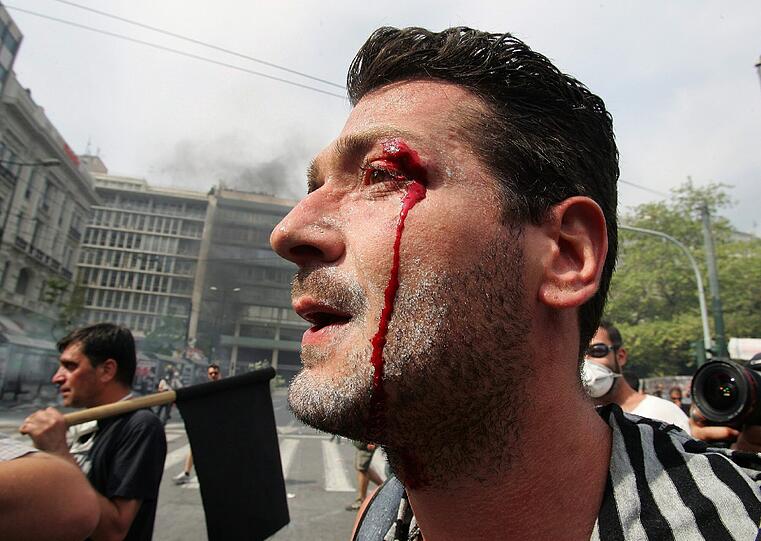 Am Mittwochabend und in der Nacht ist es zu heftigen Straßenschlachten zwischen der Polizei und Demonstranten in Athen gekommen. Mindestens 60 Menschen seien leicht verletzt
worden, berichtete das staatliche Fernsehen (NET). Tausende Menschen protestierten friedlich bis in die frühen
Morgenstunden vor dem Parlament in Athen gegen das harte Sparprogramm
der Regierung.