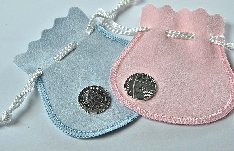 Die britische Münzprägeanstalt Royal Mint hat bereits Bilder der Silbermünze veröffentlicht, welche dem royalen Nachwuchs zur Geburt gewidmet werden wird. Alle Babys, die in Großbritannien am selben Tag wie Kate und Williams Kind zur Welt kommen, werden einen solchen Penny bekommen.