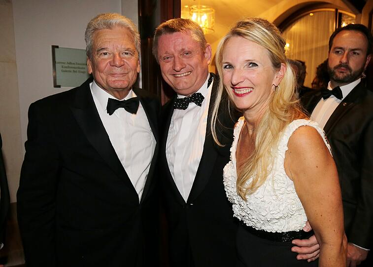 Bundespräsident Joachim Gauck (l)posiert mit Gesundheitsminister Hermann Gröhe (CDU) und seiner Ehefrau Heidi Oldenkott-Gröhe.