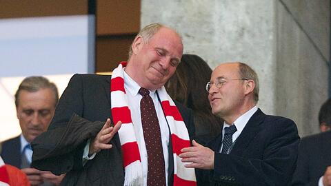 Der Bayern-Präsident Uli Hoeneß und der damalige Fraktionsvorsitzende der "Linken", Gregor Gysi, beim DFB-Pokalfinale 2013 in Berlin.