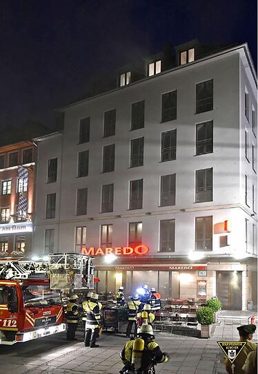 Überall Rauch: Feuerwehrkräfte löschen am Dienstagabend den Brand im "Maredo", der in der Küche angefangen hat.