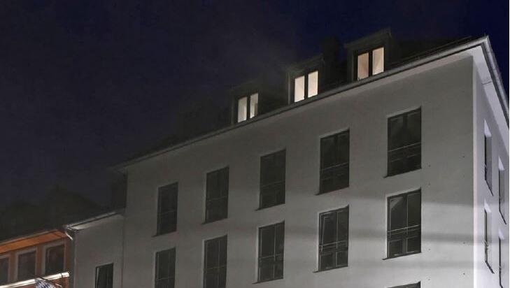 Überall Rauch: Feuerwehrkräfte löschen am Dienstagabend den Brand im "Maredo", der in der Küche angefangen hat. Überall Rauch: Feuerwehrkräfte löschen am Dienstagabend den Brand im "Maredo", der in der Küche angefangen hat.