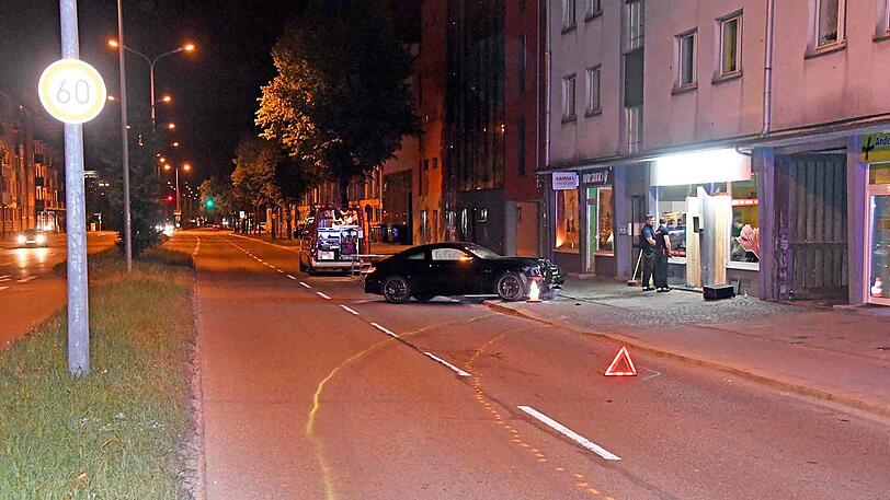 Der Mercedes AMG landete im Schaufenster eines Nagelstudios in der Moosacher Straße. Klicken Sie sich durch die Bilder.