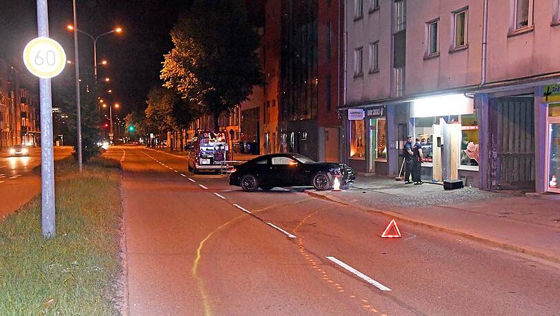 Der Mercedes AMG landete im Schaufenster eines Nagelstudios in der Moosacher Straße. Klicken Sie sich durch die Bilder. Der Mercedes AMG landete im Schaufenster eines Nagelstudios in der Moosacher Straße. Klicken Sie sich durch die Bilder.