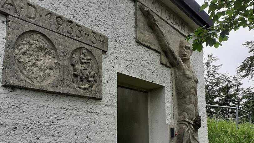 Die Nazi-Figur am Fuße des Hausbergs von Garmisch-Partenkirchen.