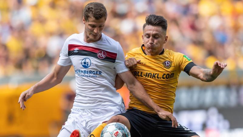 Nürnbergs Patrick Erras und Dynamos Baris Atik (l-r.) im Zweikampf um den Ball. Foto: Robert Michael Nürnbergs Patrick Erras und Dynamos Baris Atik (l-r.) im Zweikampf um den Ball. Foto: Robert Michael