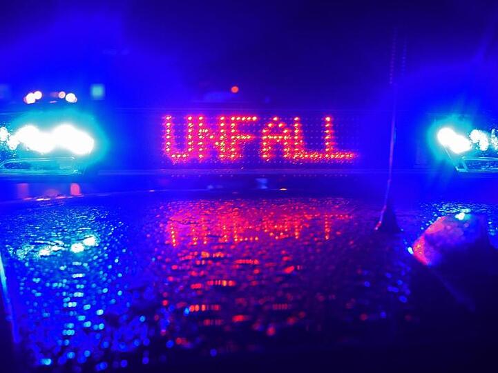 Der Schriftzug "Unfall" leuchtet auf einem Streifenwagen. Foto: Stefan Puchner/dpa/Symbolbild