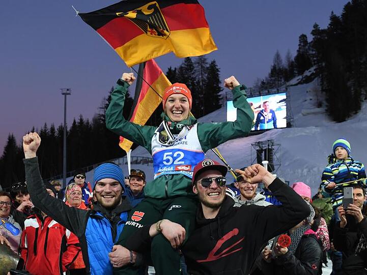 Katharina Althaus wird nach der Silbermedaille von ihren Brüdern auf Händen getragen.