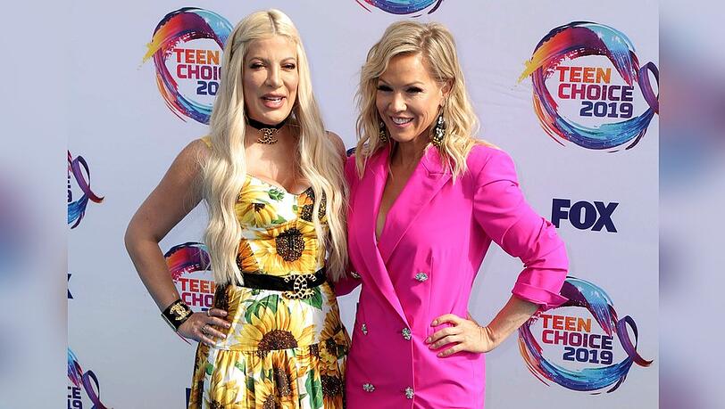 Tori Spelling (l.) und Jennie Garth auf dem Roten Teppich der Teen Choise Awards 2019.