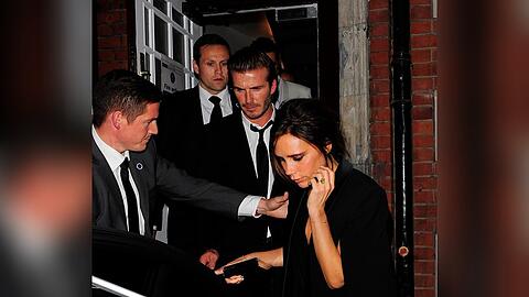Craig Ainsworth (l.) geht Victoria und David Beckham im Jahr 2013 zur Hand.