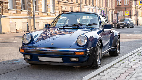 Einen solchen Porsche 911 Turbo zerlegte ein 24-jähriger Münchner auf der A952.  (Symbolbild)