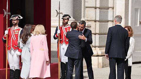 Auch Ministerpr&auml;sident Pedro S&aacute;nchez begr&uuml;&szlig;te Macron, das Treffen zwischen beiden findet aber am zweiten Tag statt.