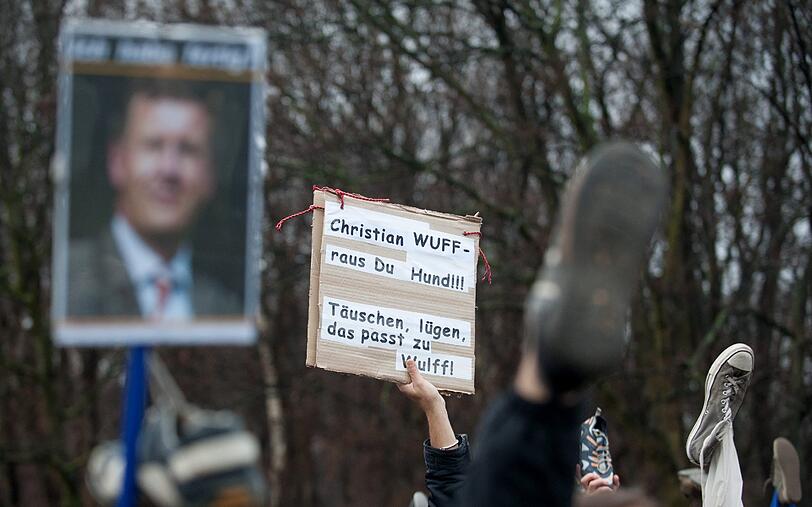 Die über das Netzwerk Facebook bundesweit organisierte Aktion hatte das Motto «Wulff den Schuh zeigen - Shoe for you, Mr. President!». In der arabischen Kultur werden mit dieser Geste Menschen verhöhnt, aber auch Ärger und Verachtung werden so zum Ausdruck gebracht.