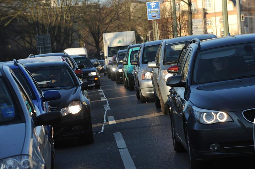 5. Rollt der Wagen, sollte ein Gang eingelegt sein und der Fuß nicht auf der Kupplung stehen, weil Autos dann meist keinen Kraftstoff verbrennen.  Bei voraussichtlichen Standzeiten von mehr als zehn Sekunden, zum Beispiel vor roten Ampeln, lohnt es sich laut VCD, den Motor abzuschalten. Beim Anlassen kein Gas geben.