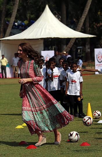 Kate und William beim Cricketspielen während ihrer großen Indien-Tour.