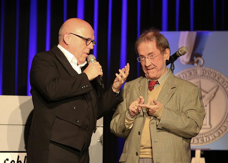 Turmschreiber-Präsidium Jürgen Kirner mit Preisträger Bob Ross