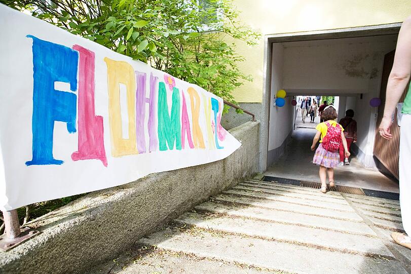 Blick hinter die Hausfassaden ins Grüne: der Gartenflohmarkt in Gern. Die Fotos.