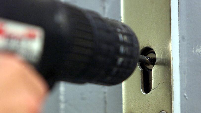 Der Mitarbeiter des Schlüsseldiensts tauschte auch das Schloss aus. (Symbolbild) Der Mitarbeiter des Schlüsseldiensts tauschte auch das Schloss aus. (Symbolbild)