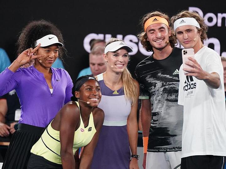 Auch die Tennis-Stars Naomi Osaka (l-r) ,"Coco" Gauff, Caroline Wozniacki, Stefanos Tsitsipas und Alexander Zverev spielten in Melbourne für den guten Zweck mit.