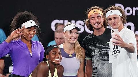 Auch die Tennis-Stars Naomi Osaka (l-r) ,"Coco" Gauff, Caroline Wozniacki, Stefanos Tsitsipas und Alexander Zverev spielten in Melbourne für den guten Zweck mit.